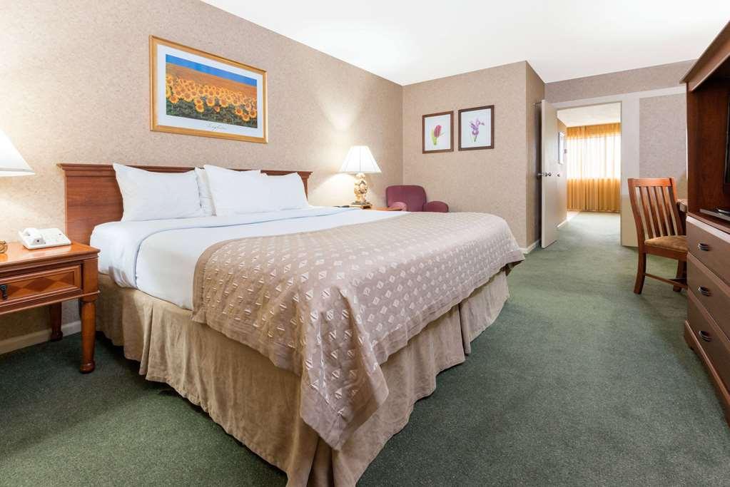 Ramada By Wyndham Topeka Downtown Hotel & Convention Center Habitación foto