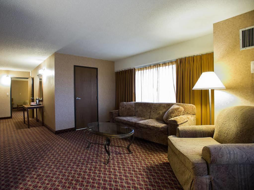 Ramada By Wyndham Topeka Downtown Hotel & Convention Center Exterior foto